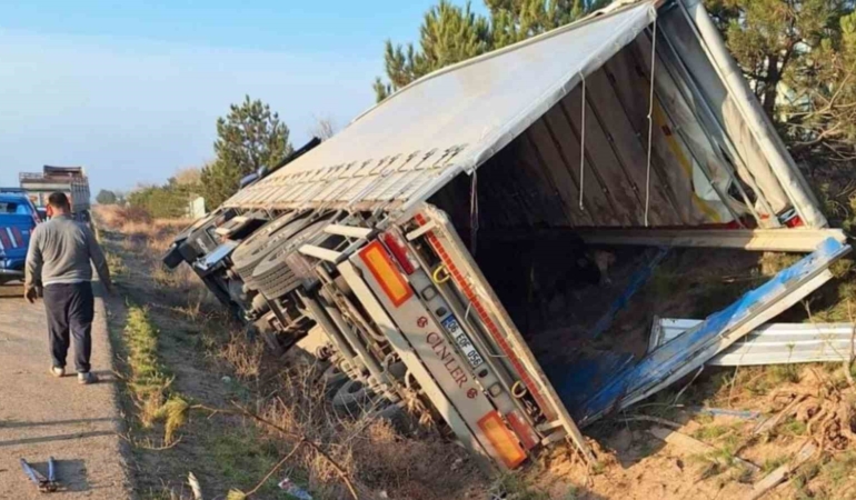 kirikkalede-tir-devrildi-5-buyukbas-hayvan-telef-oldu-INYcvOYy.jpg