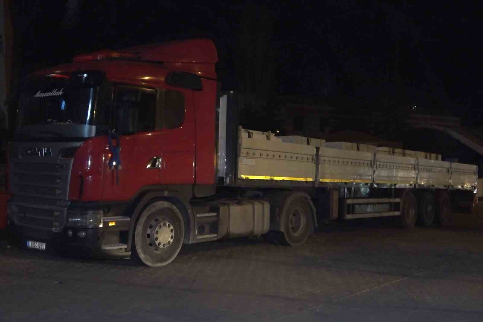 kirikkalede tir ile otomobil carpisti 3 yarali 1 7iNNFJ3r