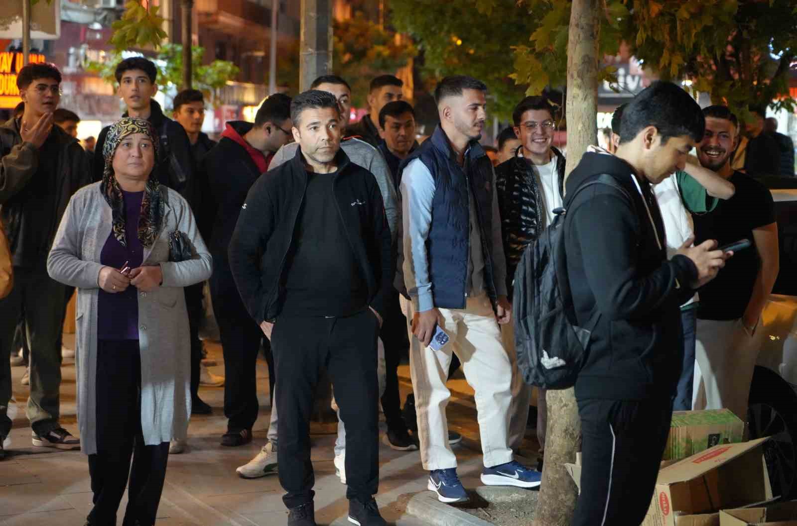 kirikkalenin en islek caddesinde supheli paket panigi polis merakli vatandaslarla adeta imtihan verdi 3 S7nzpFY2