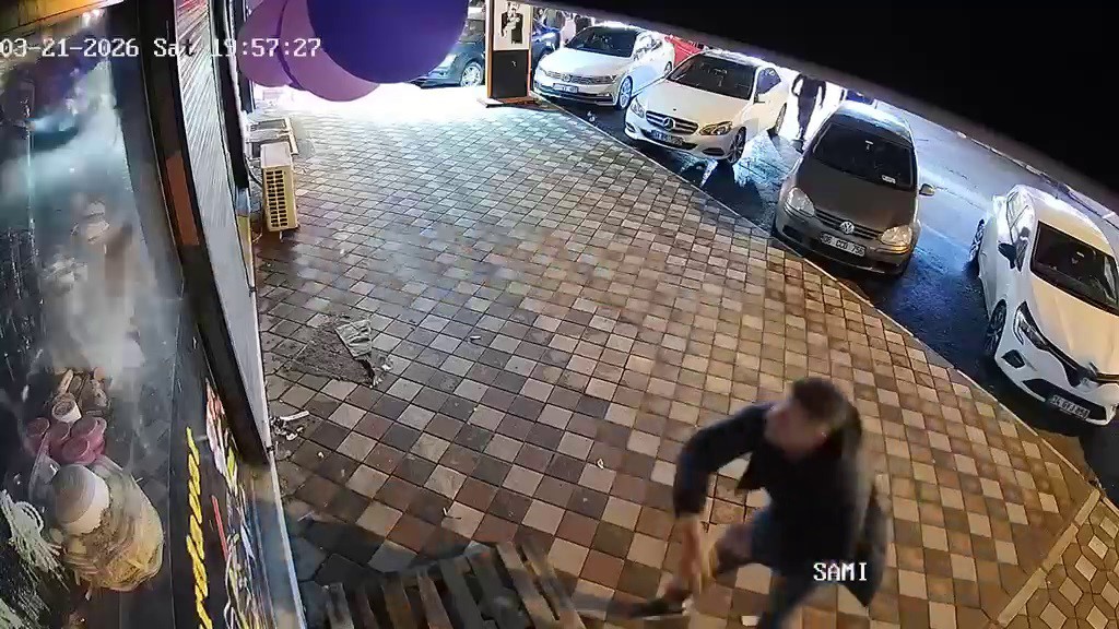 kirilan bardak tartismasinda beni musterilerin yaninda rezil ediyorsun ben yapacagimi biliyorum diyen kadinin kocasi fXCtZ2hM
