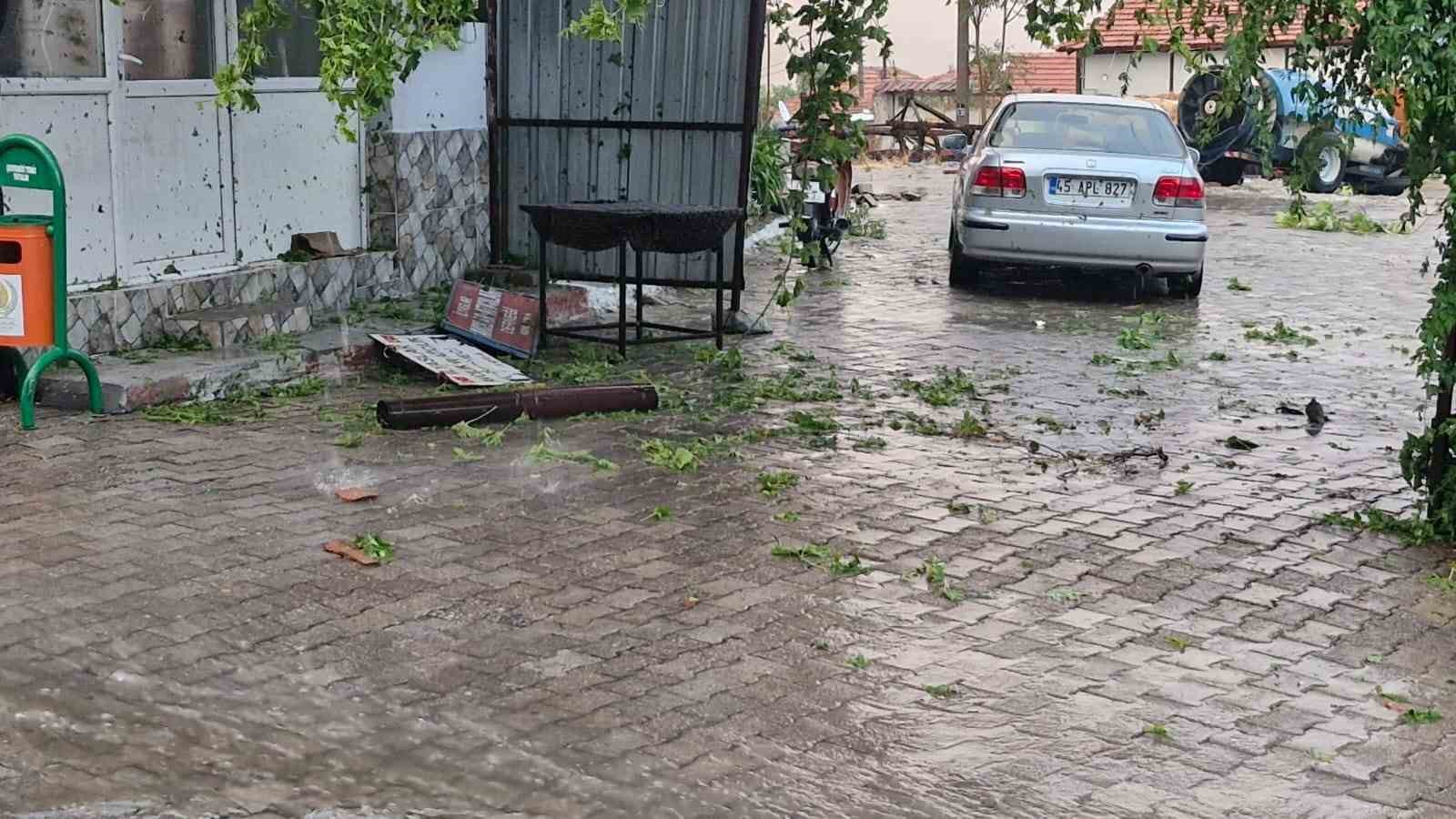 Kırkağaç’ta fırtına hayatı olumsuz etkiledi 5 kirkagacta firtina hayati olumsuz etkiledi 1 O6WNVSuP