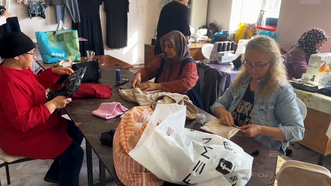 kirkkepeneklide kadinlar dikisle uretime katiliyor 3 hubzWYgM