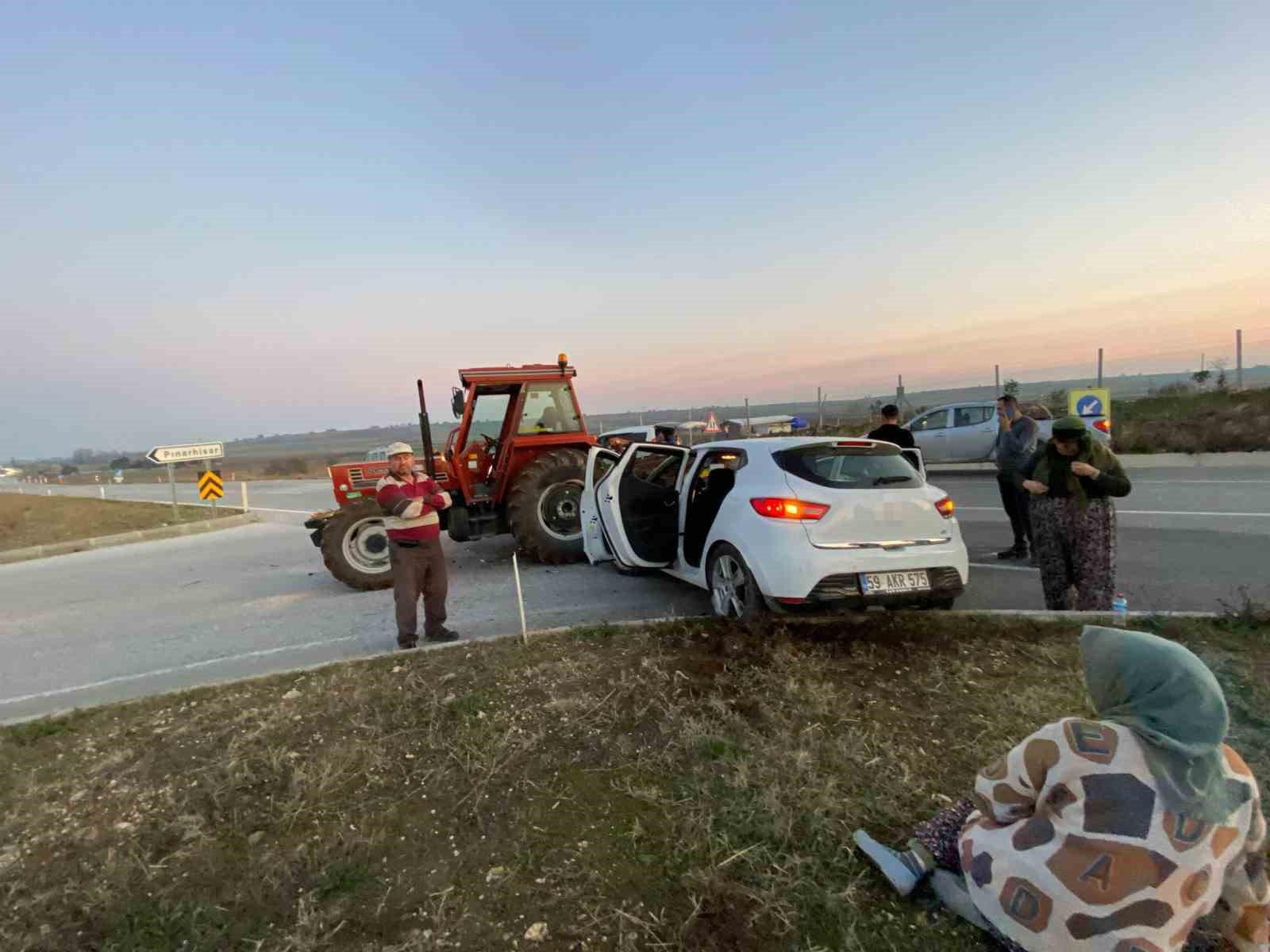 kirklarelide traktor ile otomobil carpisti 2 yarali 1 E2YsmDDG