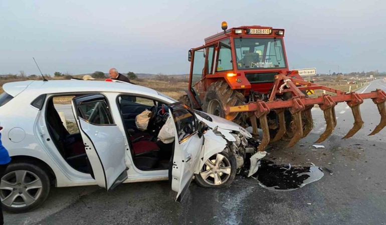 kirklarelide-traktor-ile-otomobil-carpisti-2-yarali-WZTPrFen.jpg