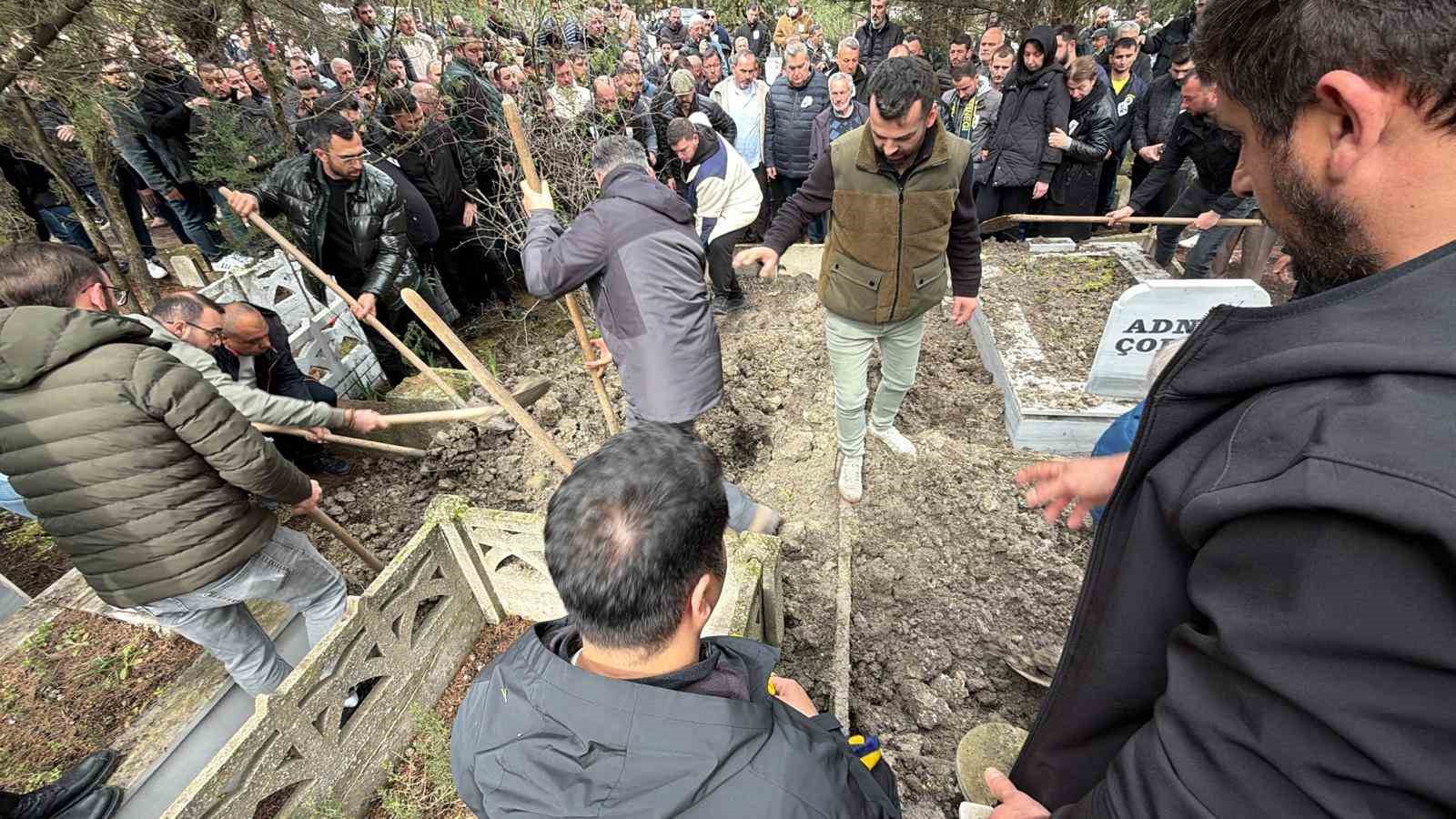 Kırklareli’deki soba faciasında hayatını kaybeden Eralp Çoralı son yolculuğuna uğurlandı 6 kirklarelideki soba faciasinda hayatini kaybeden eralp corali son yolculuguna ugurlandi 2