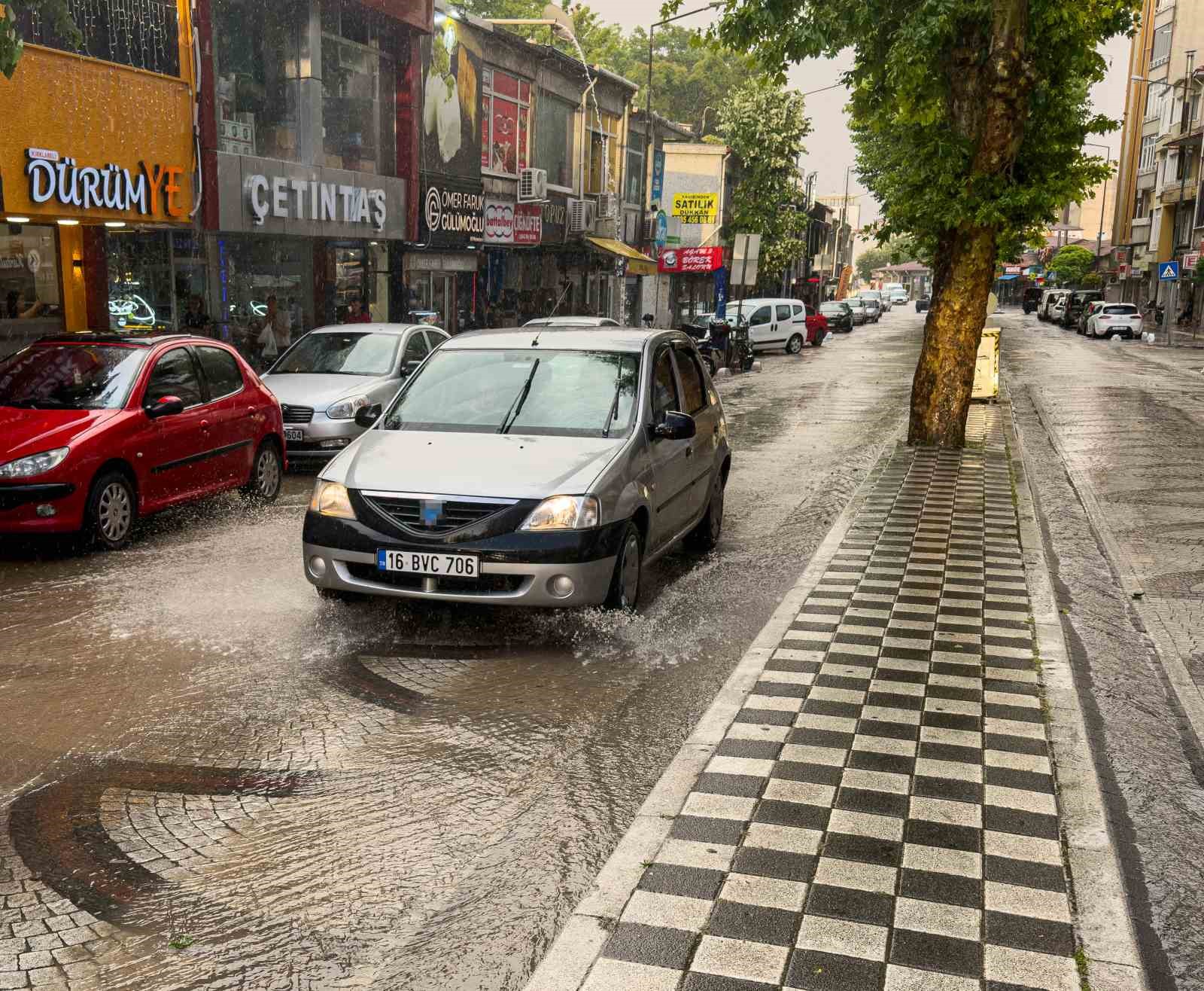 kirklarelinde dolu ve yagmur motosiklet kaskiyla kendini korumaya calisti 3 9vURrqiD