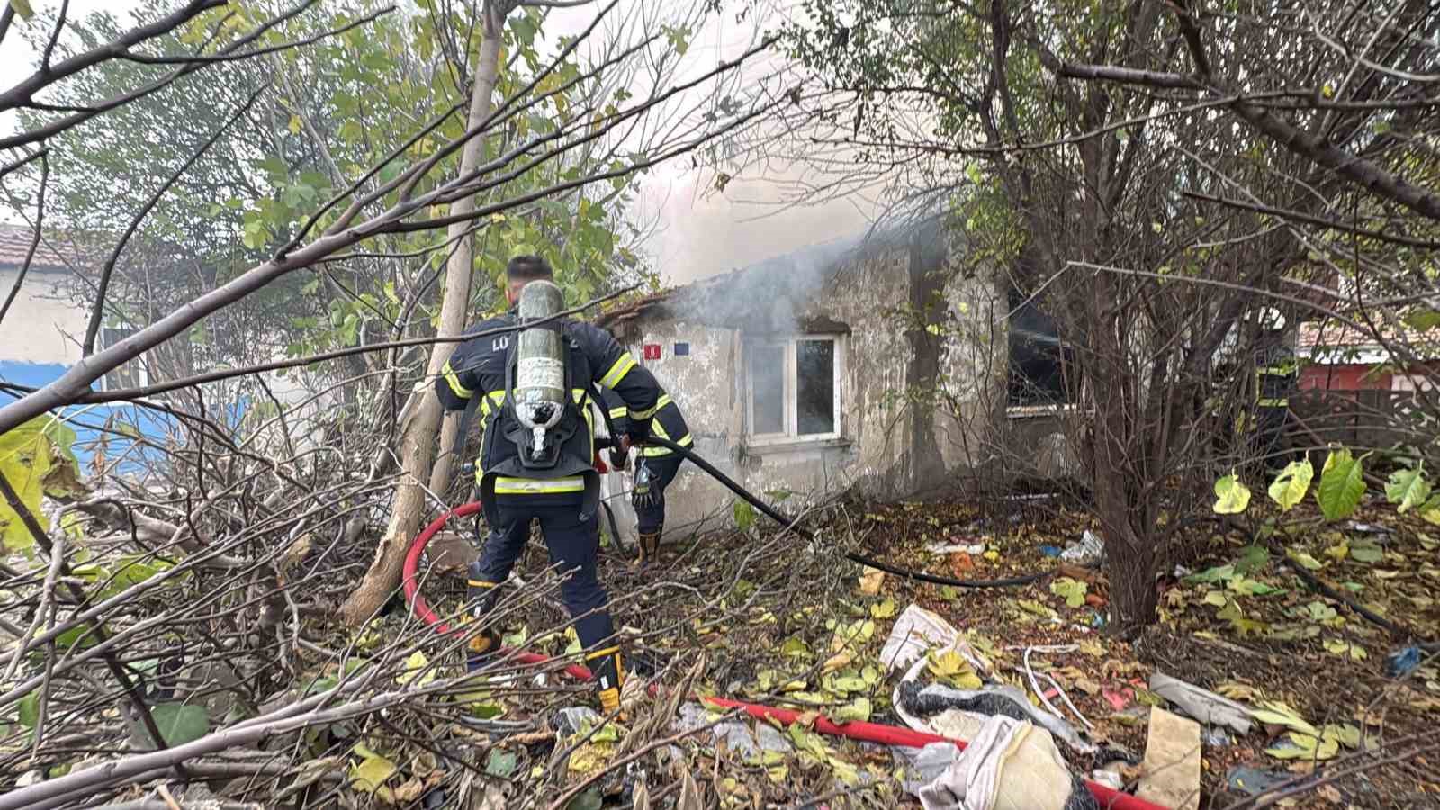 Kırklareli’nde metruk binada yangın 4 kirklarelinde metruk binada yangin 0 bzFtPrQ5