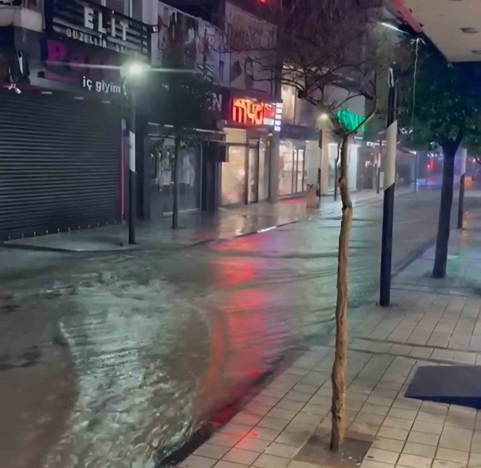 Kırklareli’nde sağanak yağış hayatı olumsuz etkiledi: Cadde ve sokaklar göle döndü 4 kirklarelinde saganak yagis hayati olumsuz etkiledi cadde ve sokaklar gole dondu 0 gJRQkdBD