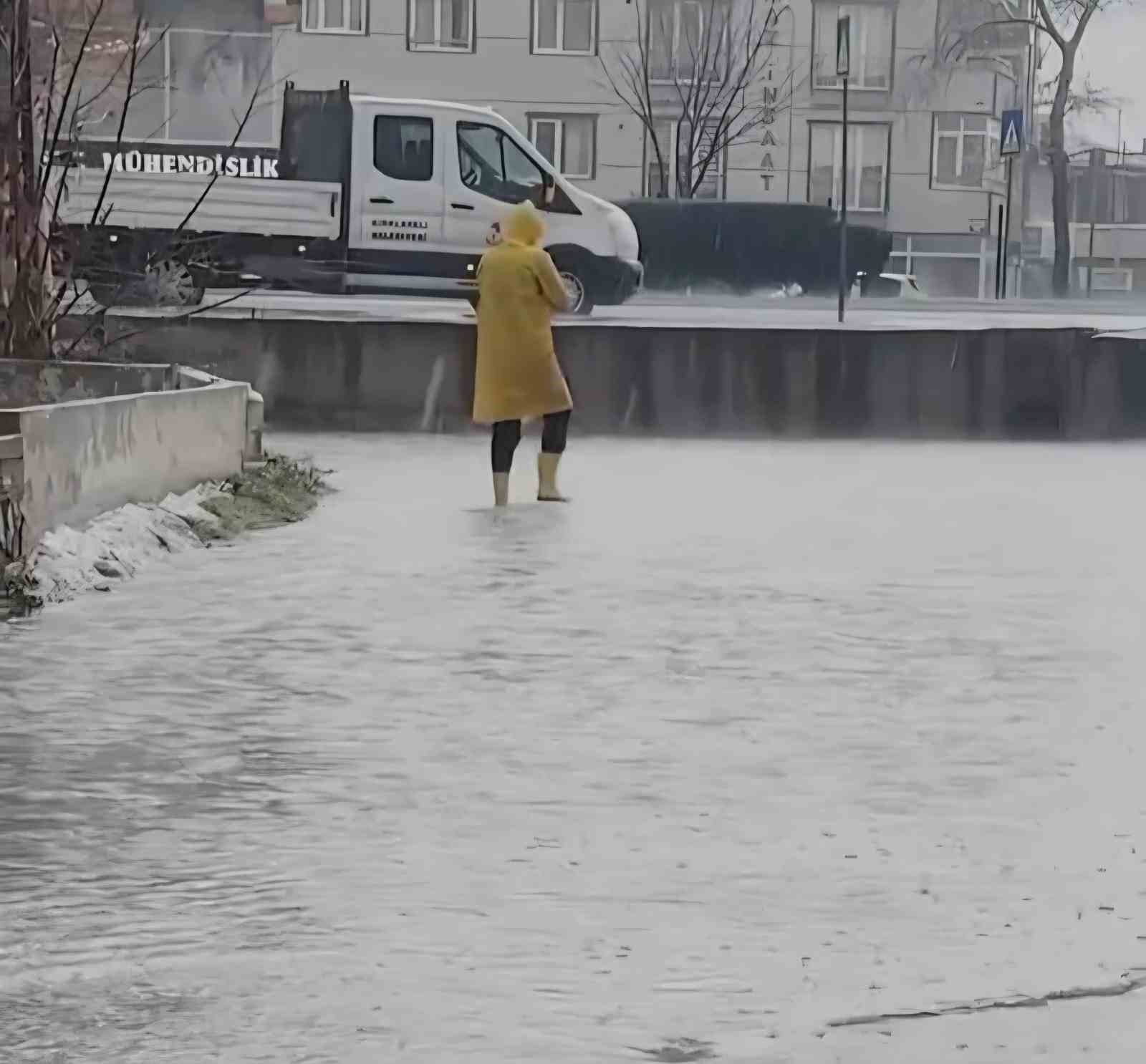 Kırklareli’nde sağanak yağış hayatı olumsuz etkiledi: Cadde ve sokaklar göle döndü 7 kirklarelinde saganak yagis hayati olumsuz etkiledi cadde ve sokaklar gole dondu 3