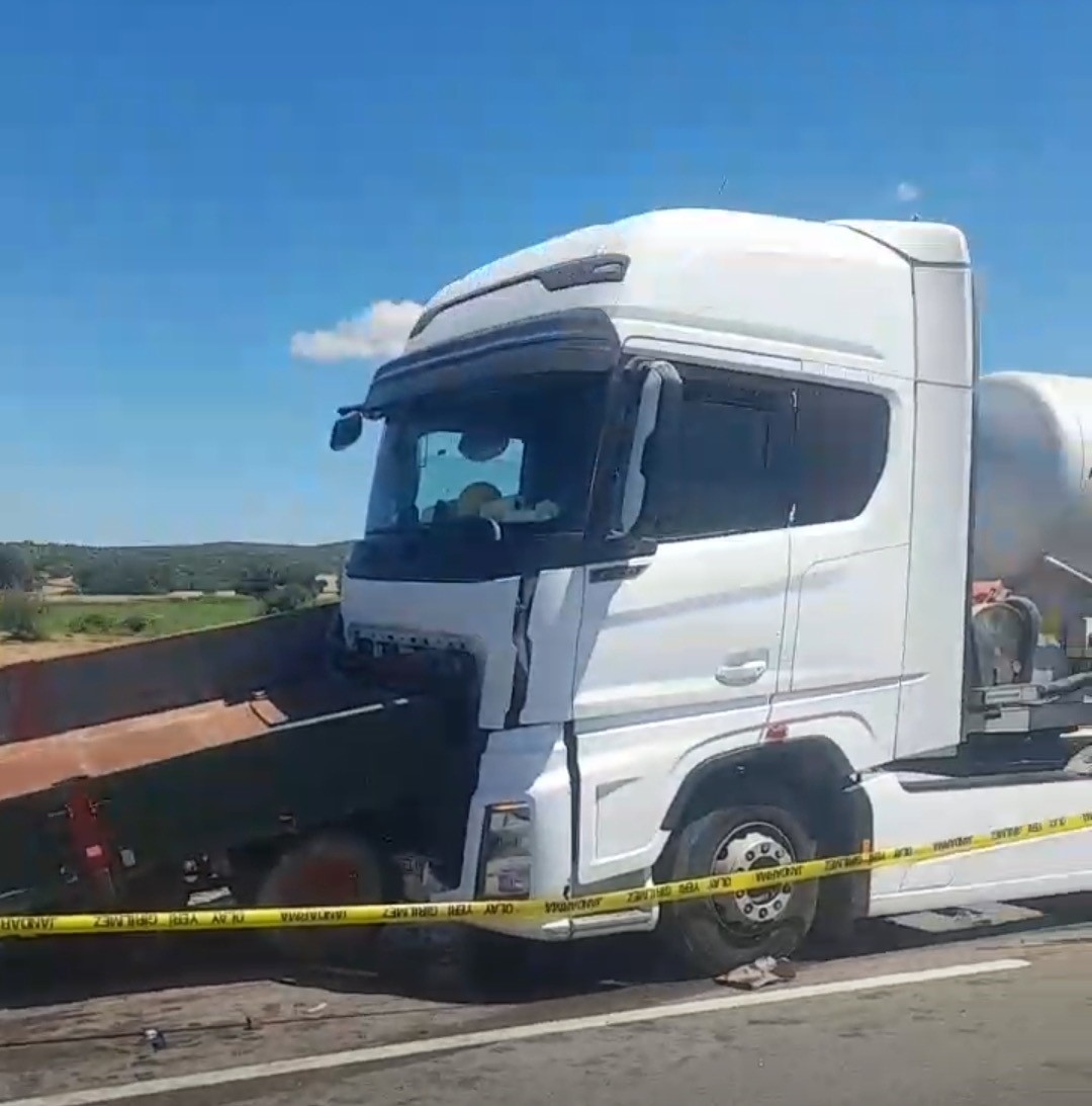 Kırklareli’nde tırın çarptığı traktörün sürücüsü hayatını kaybetti 7 kirklarelinde tirin carptigi traktorun surucusu hayatini kaybetti 3 fzmMsPBf