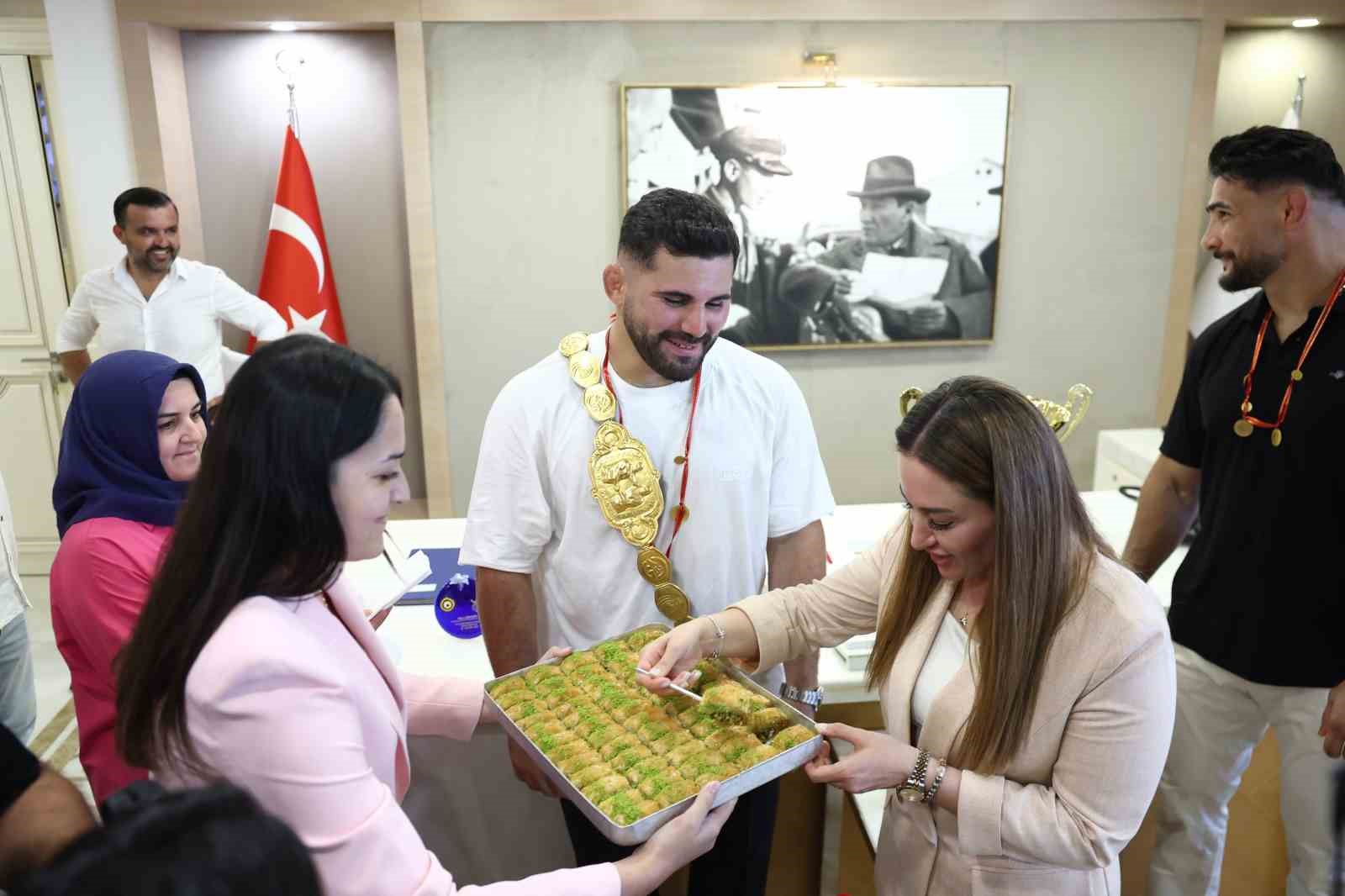 Kırkpınar başpehlivanı Erkan Taş’a Antalya’da coşkulu karşılama 5 kirkpinar baspehlivani erkan tasa antalyada coskulu karsilama 1 Q9rNBdng
