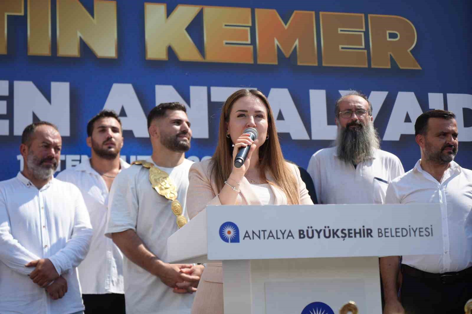 Kırkpınar başpehlivanı Erkan Taş’a Antalya’da coşkulu karşılama 14 kirkpinar baspehlivani erkan tasa antalyada coskulu karsilama 10 cDqXmu3R