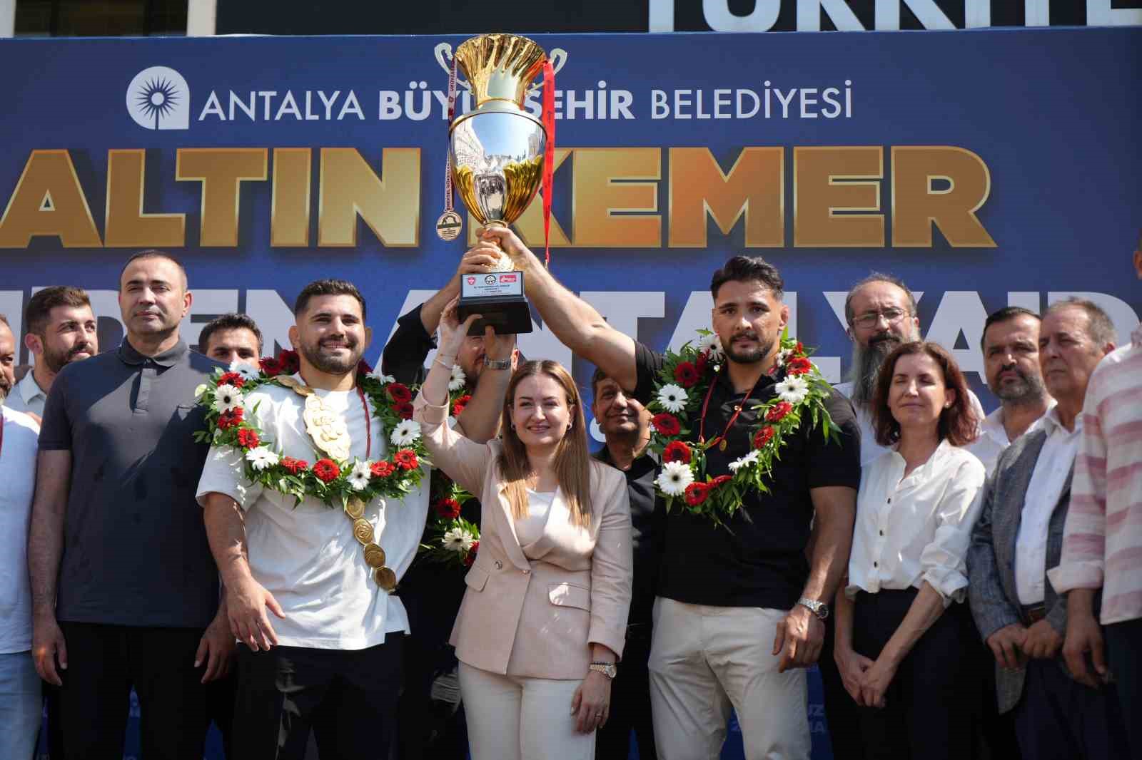 Kırkpınar başpehlivanı Erkan Taş’a Antalya’da coşkulu karşılama 15 kirkpinar baspehlivani erkan tasa antalyada coskulu karsilama 11