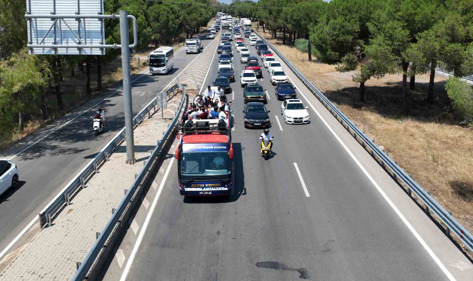 Kırkpınar başpehlivanı Erkan Taş’a Antalya’da coşkulu karşılama 6 kirkpinar baspehlivani erkan tasa antalyada coskulu karsilama 2