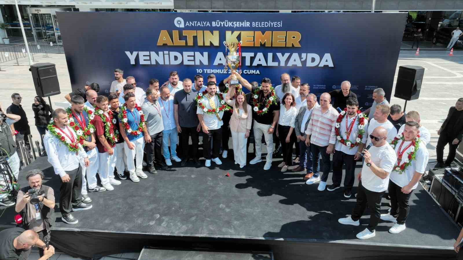 Kırkpınar başpehlivanı Erkan Taş’a Antalya’da coşkulu karşılama 7 kirkpinar baspehlivani erkan tasa antalyada coskulu karsilama 3 NuiKuch8