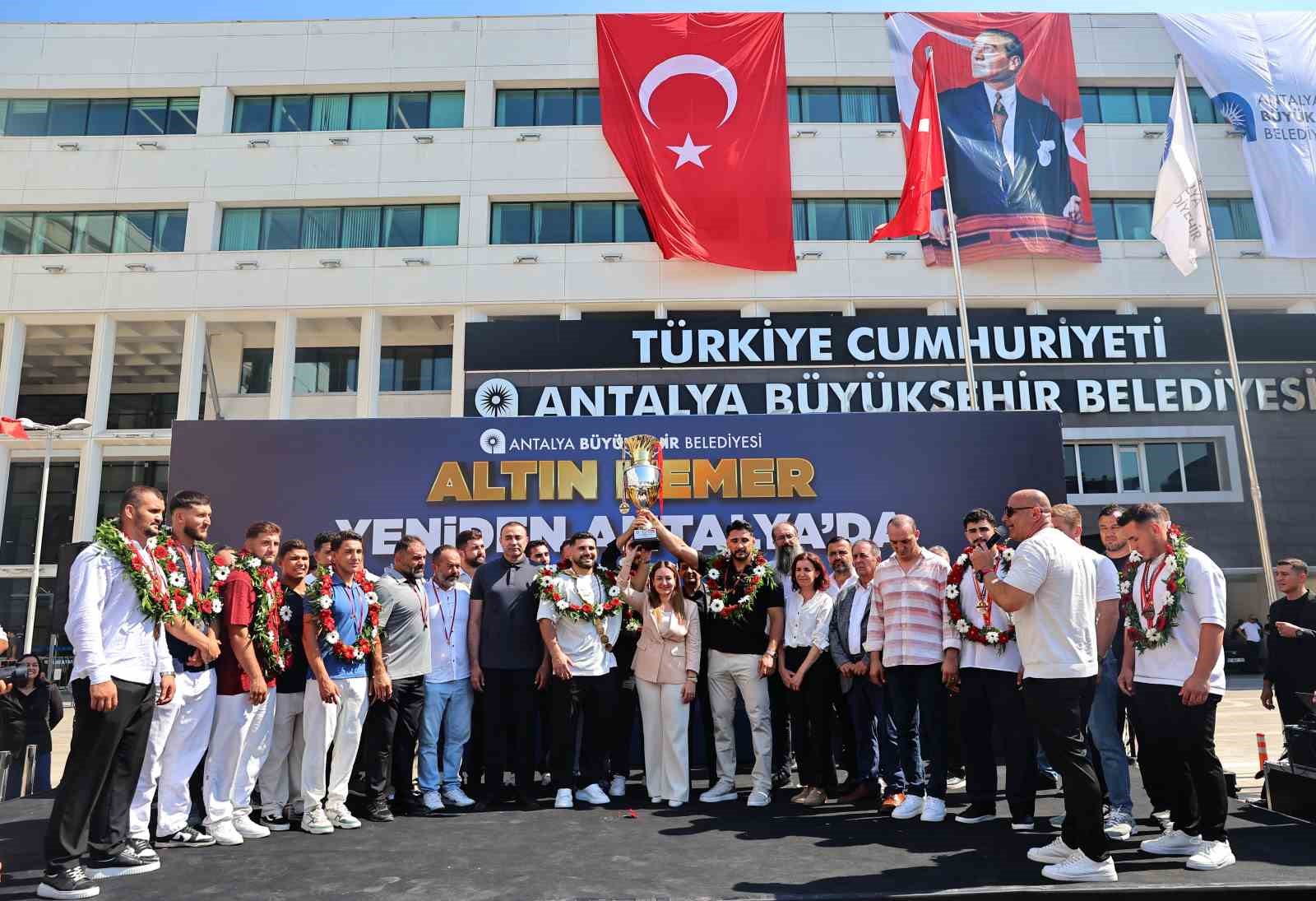 Kırkpınar başpehlivanı Erkan Taş’a Antalya’da coşkulu karşılama 8 kirkpinar baspehlivani erkan tasa antalyada coskulu karsilama 4 c8VJ5mX5