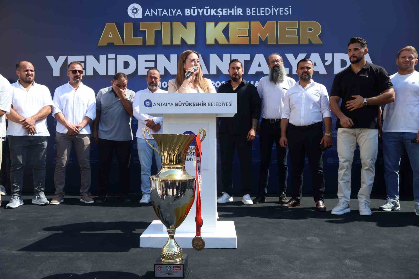 Kırkpınar başpehlivanı Erkan Taş’a Antalya’da coşkulu karşılama 11 kirkpinar baspehlivani erkan tasa antalyada coskulu karsilama 7 nPRsnyPv