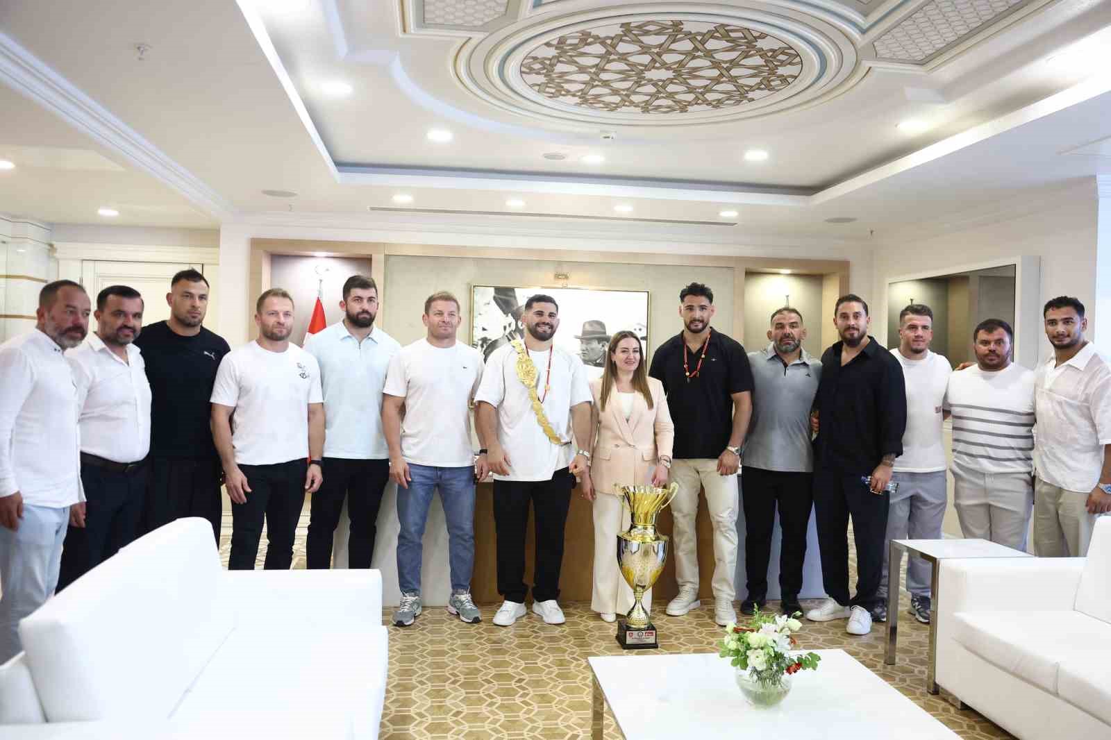 Kırkpınar başpehlivanı Erkan Taş’a Antalya’da coşkulu karşılama 12 kirkpinar baspehlivani erkan tasa antalyada coskulu karsilama 8 GniCjFFj