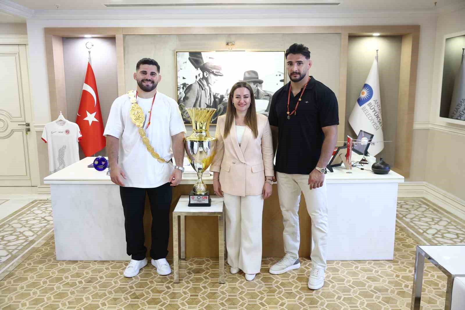 Kırkpınar başpehlivanı Erkan Taş’a Antalya’da coşkulu karşılama 13 kirkpinar baspehlivani erkan tasa antalyada coskulu karsilama 9