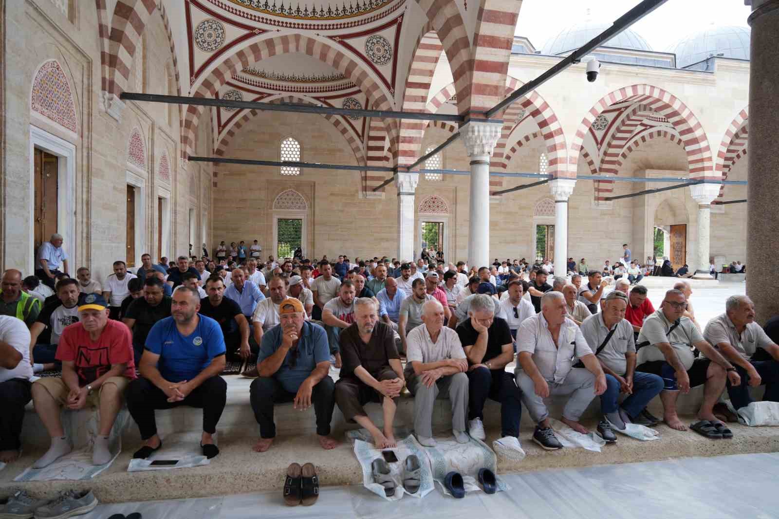 kirkpinar pehlivanlari er meydanina cikmadan once selimiyede dua etti 2 zn2ErUAY