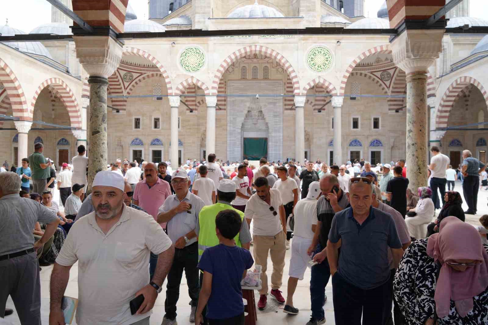 kirkpinar pehlivanlari er meydanina cikmadan once selimiyede dua etti 4 86d914FH