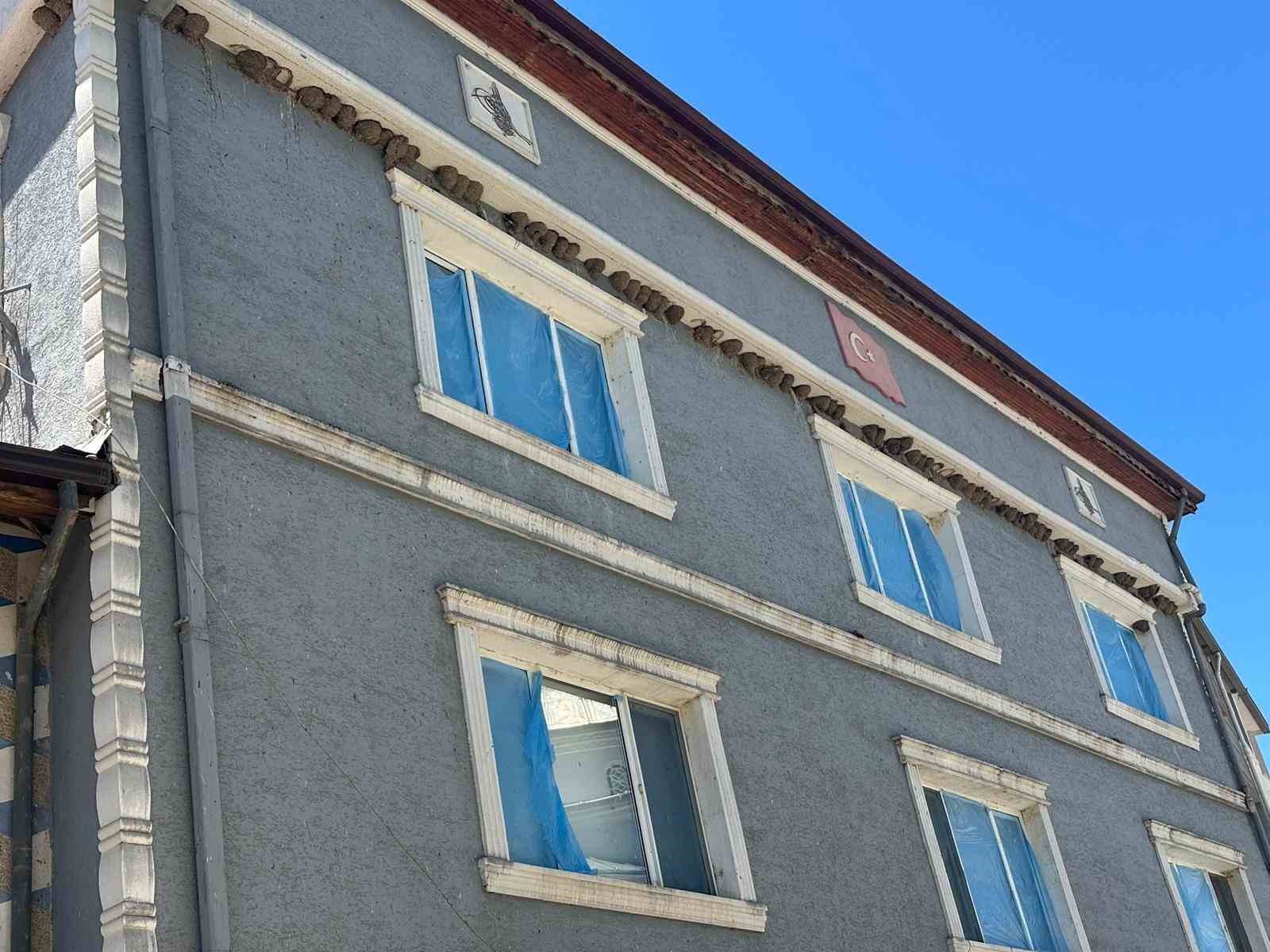 Kırlangıç yuvalarını bozmayıp pencereleri naylonla kapladılar 5 kirlangic yuvalarini bozmayip pencereleri naylonla kapladilar 1 ajf7tsaW