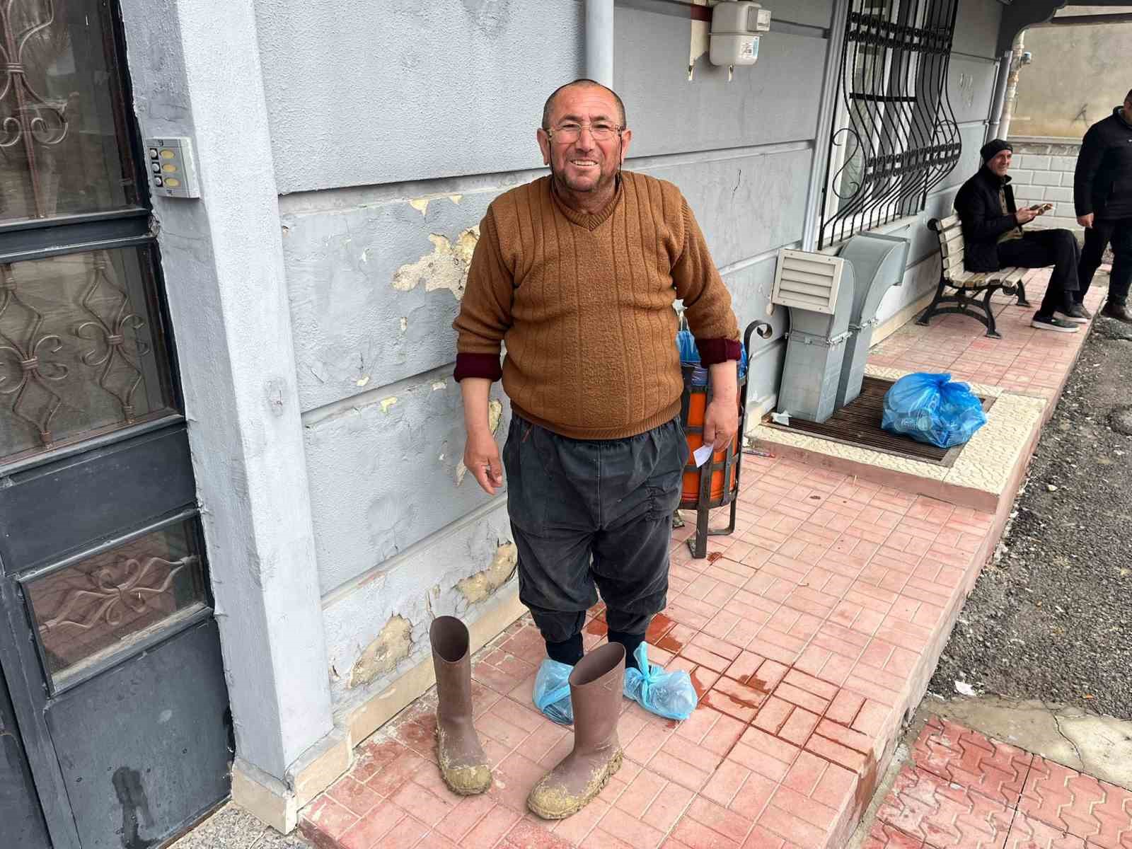 kirli cizmelerini cikarip galosla aile sagligi merkezine girdi 0 NbDC4VLb