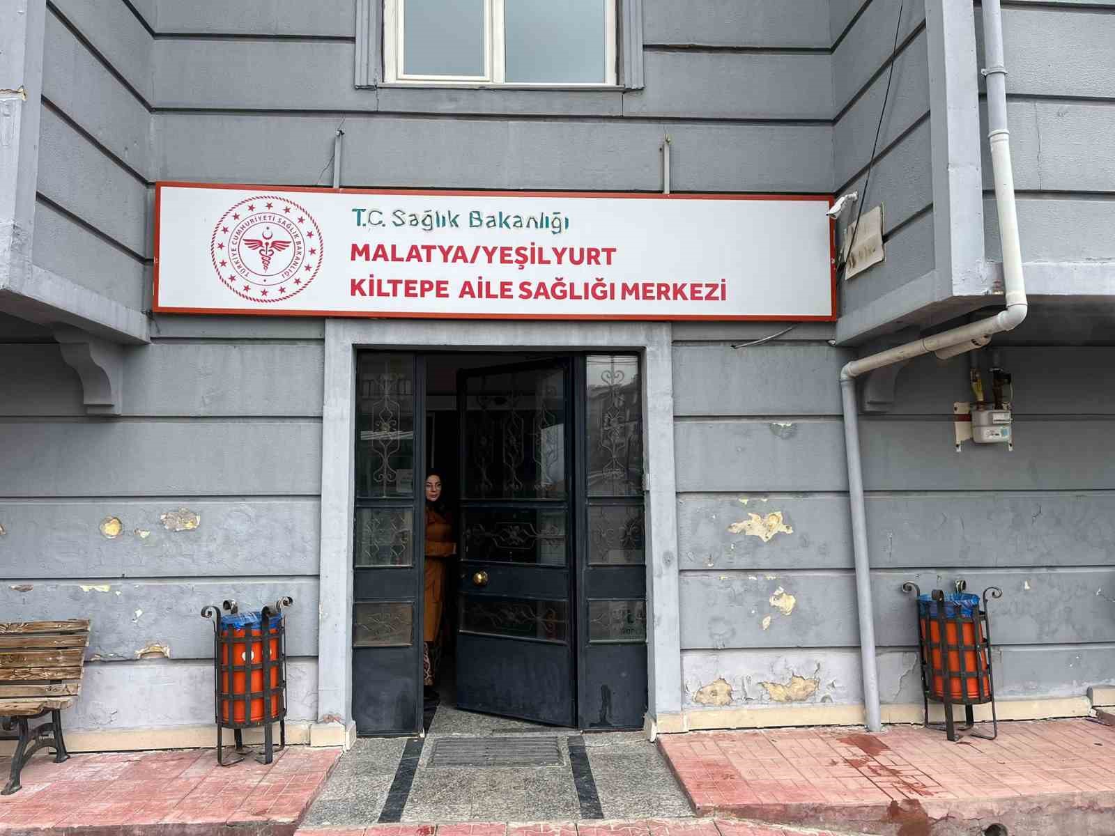 kirli cizmelerini cikarip galosla aile sagligi merkezine girdi 1 eS6eZv1B