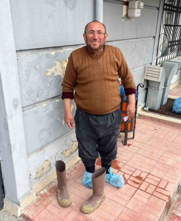 kirli-cizmelerini-cikarip-galosla-aile-sagligi-merkezine-girdi-xOhB7ZwL.jpg