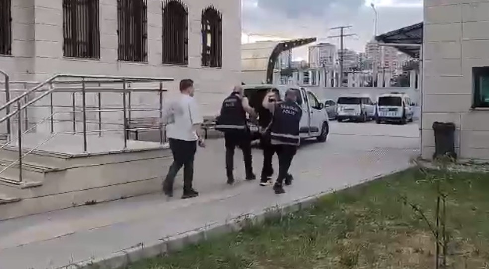 kirmizi bultenle aranan firari ile uyusturucu hukumlusu yakalandi 0 am1Xzdnv