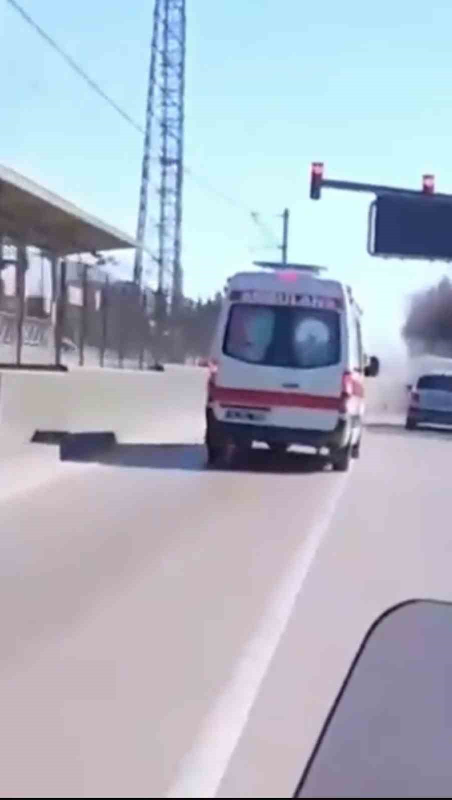 Kırmızı ışığı son anda fark eden araçlar zincirleme kazaya neden oldu 4 kirmizi isigi son anda fark eden araclar zincirleme kazaya neden oldu 0 qA9UBgGw