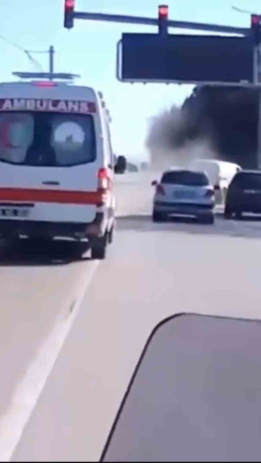Kırmızı ışığı son anda fark eden araçlar zincirleme kazaya neden oldu 5 kirmizi isigi son anda fark eden araclar zincirleme kazaya neden oldu 1 cDeIgQSk