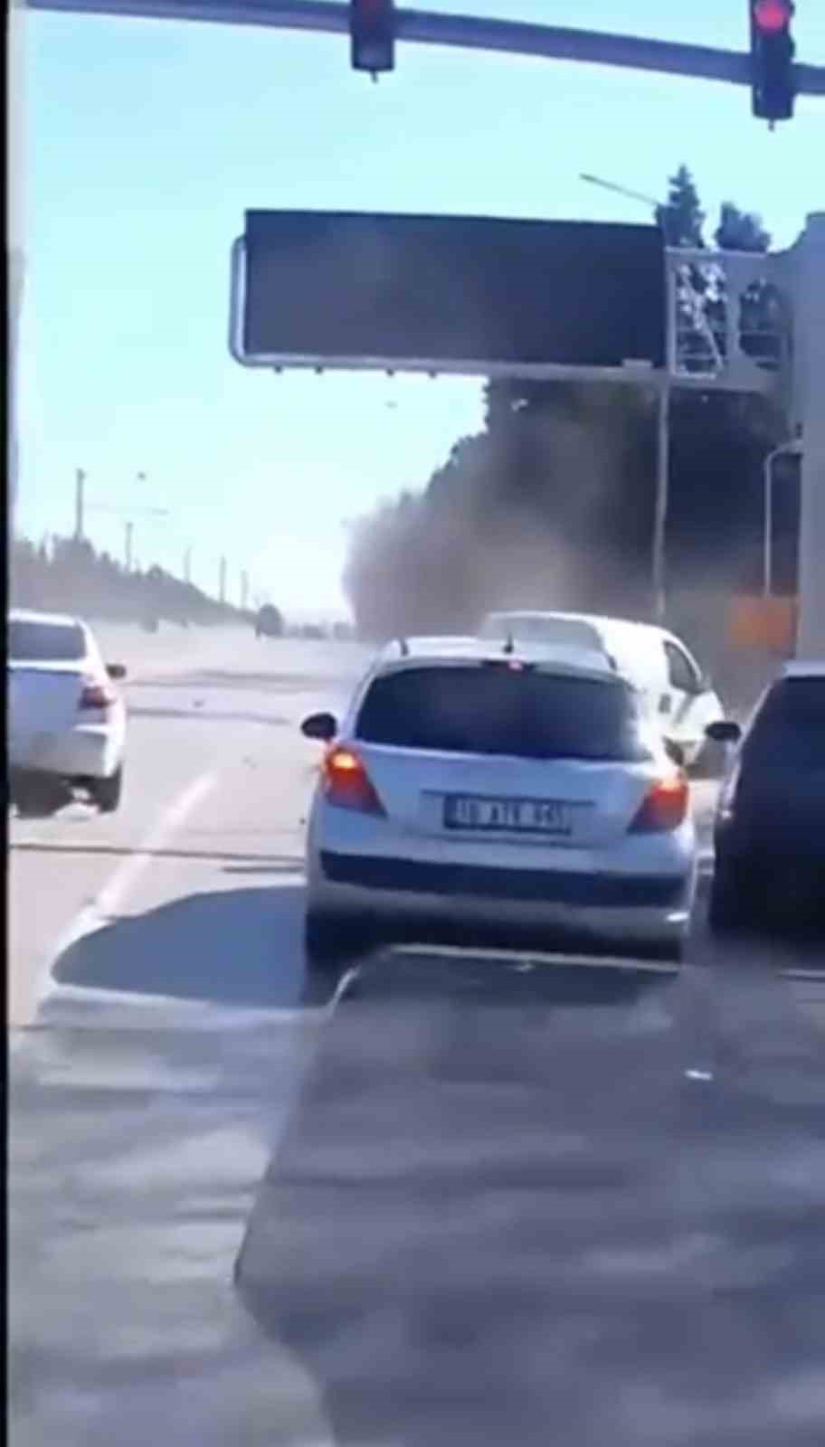 Kırmızı ışığı son anda fark eden araçlar zincirleme kazaya neden oldu 6 kirmizi isigi son anda fark eden araclar zincirleme kazaya neden oldu 2
