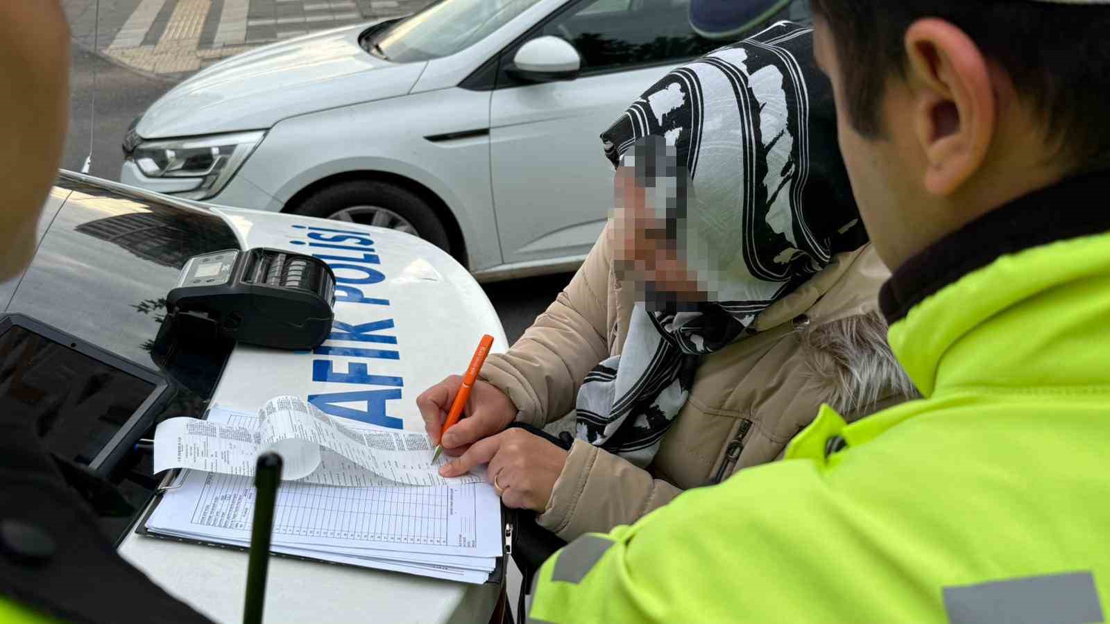 ’Kırmızı ışık’ ihlali dron denetimine takıldı, kesilen cezayı kamera şakası sandı 4 kirmizi isik ihlali dron denetimine takildi kesilen cezayi kamera sakasi sandi 0 7jW21XjJ