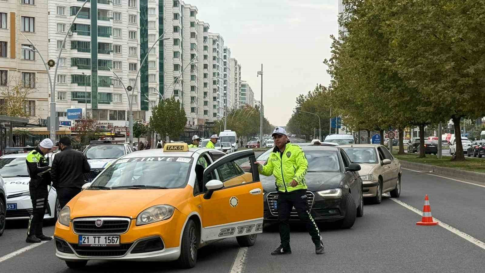 ’Kırmızı ışık’ ihlali dron denetimine takıldı, kesilen cezayı kamera şakası sandı 7 kirmizi isik ihlali dron denetimine takildi kesilen cezayi kamera sakasi sandi 3 EIIC8Y2m