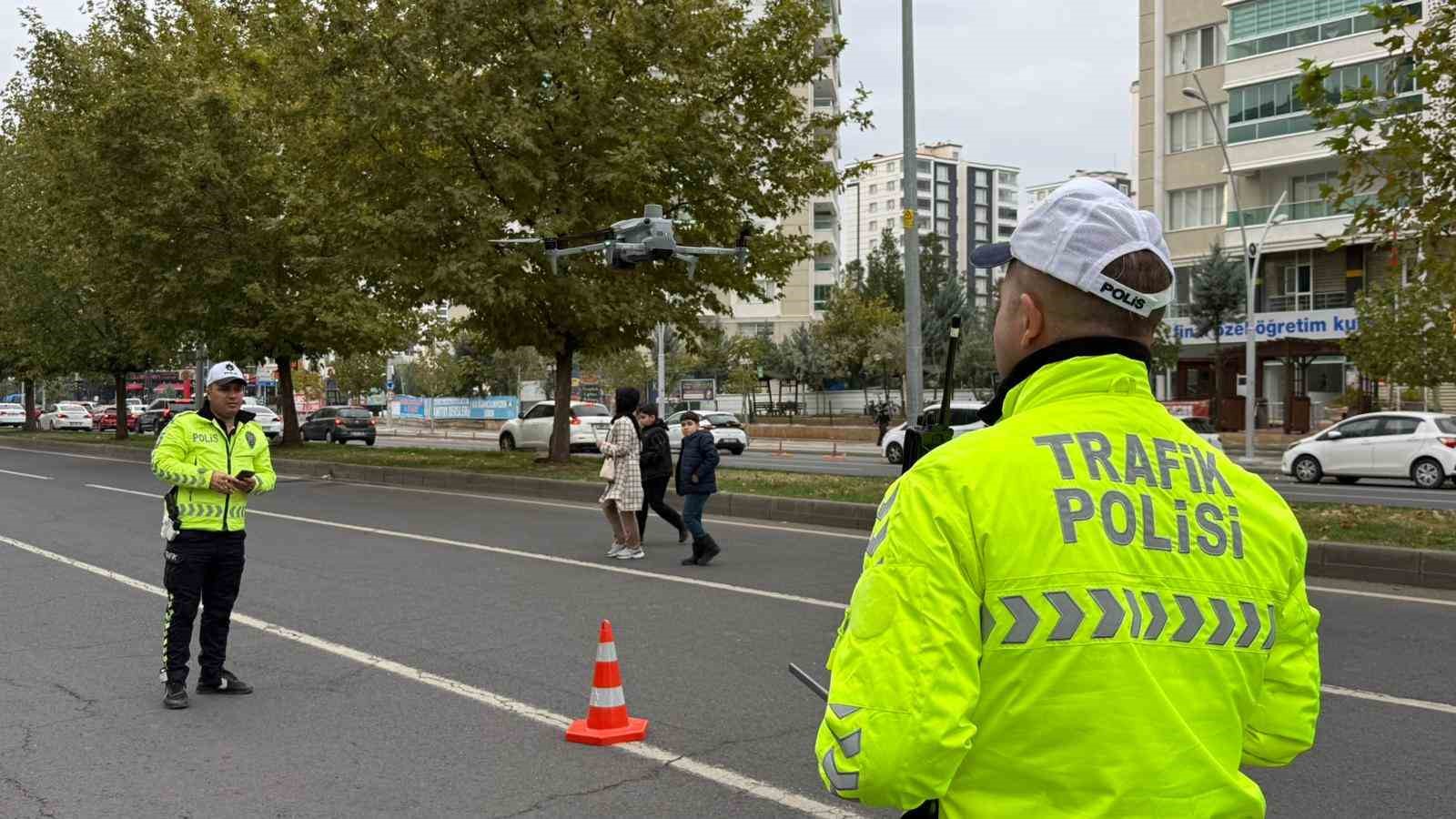 ’Kırmızı ışık’ ihlali dron denetimine takıldı, kesilen cezayı kamera şakası sandı 8 kirmizi isik ihlali dron denetimine takildi kesilen cezayi kamera sakasi sandi 4 h31INdFl