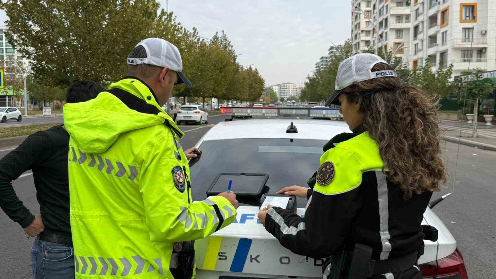 ’Kırmızı ışık’ ihlali dron denetimine takıldı, kesilen cezayı kamera şakası sandı 9 kirmizi isik ihlali dron denetimine takildi kesilen cezayi kamera sakasi sandi 5 AXWfM1Xb
