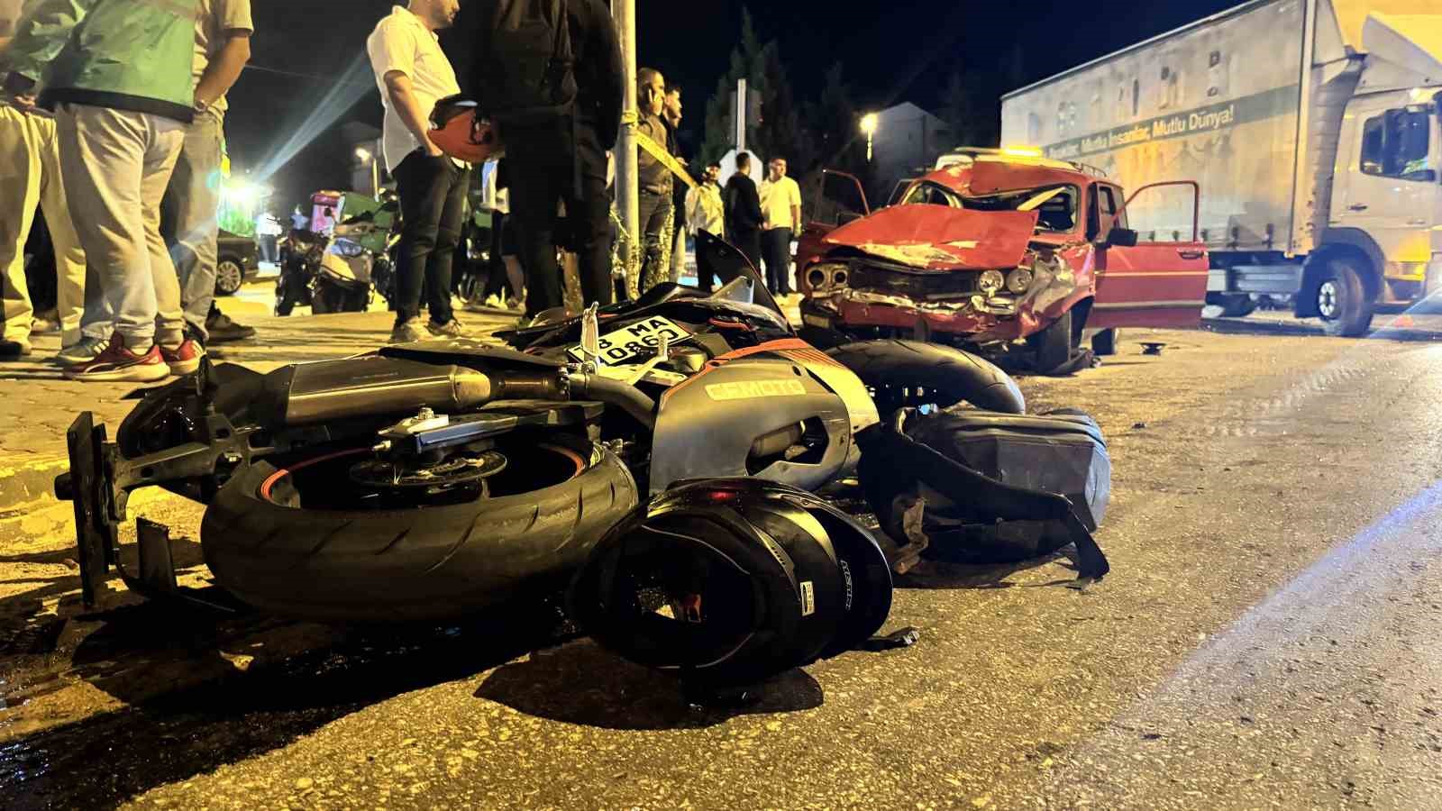 kirmizi isik ihlali felaket getirdi otomobilin carptigi motosikletli agir yaralandi 3 VgaSanJu