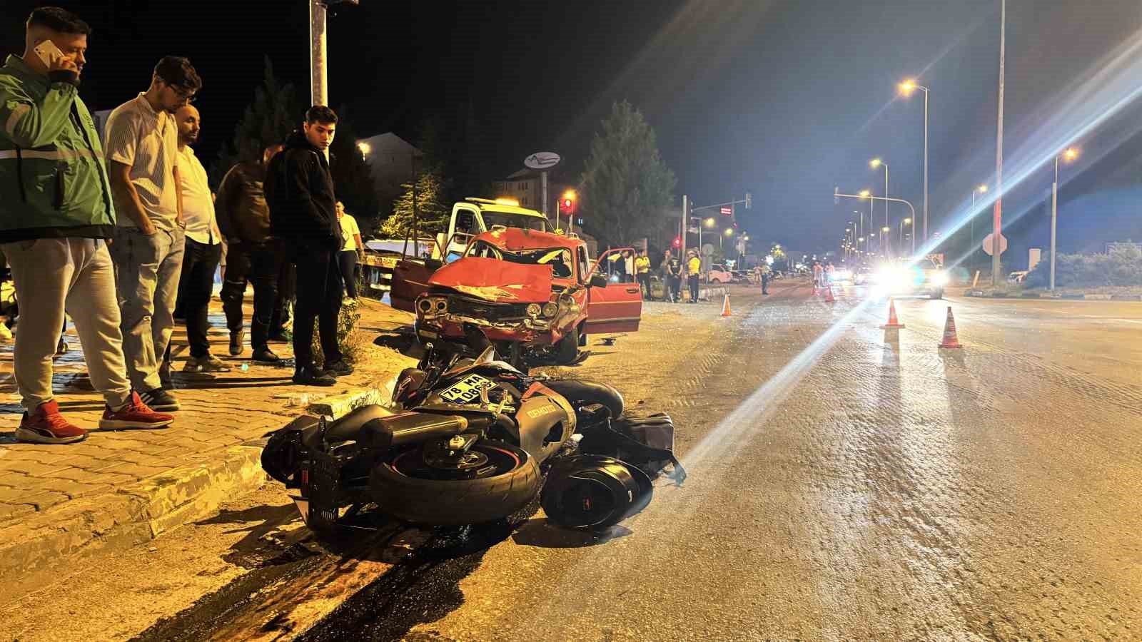 kirmizi isik ihlali felaket getirdi otomobilin carptigi motosikletli agir yaralandi 4 Ta43Uc5C