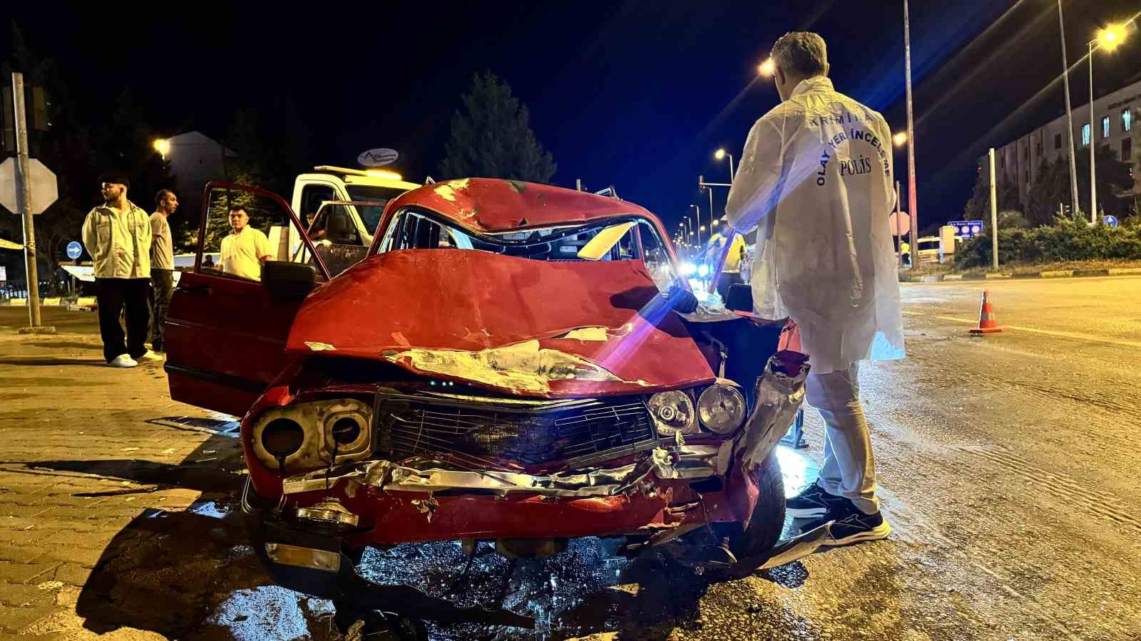 kirmizi isik ihlali felaket getirdi otomobilin carptigi motosikletli agir yaralandi 5 3QBd25nl
