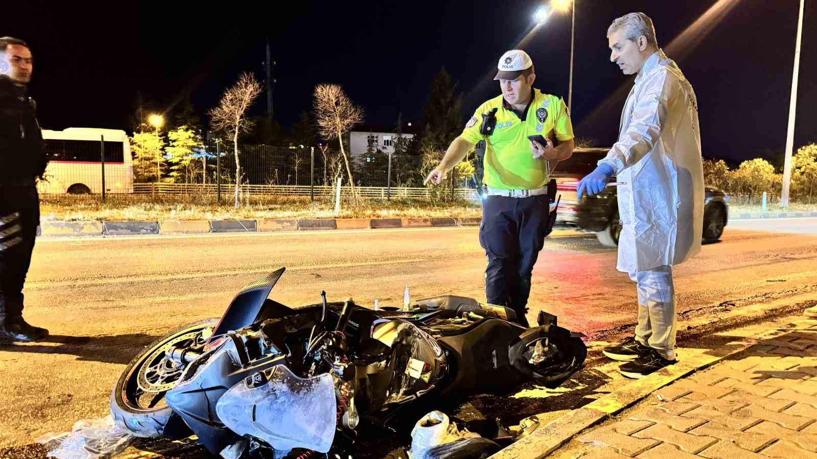 kirmizi isik ihlali felaket getirdi otomobilin carptigi motosikletli agir yaralandi 6 wAPkMBBi