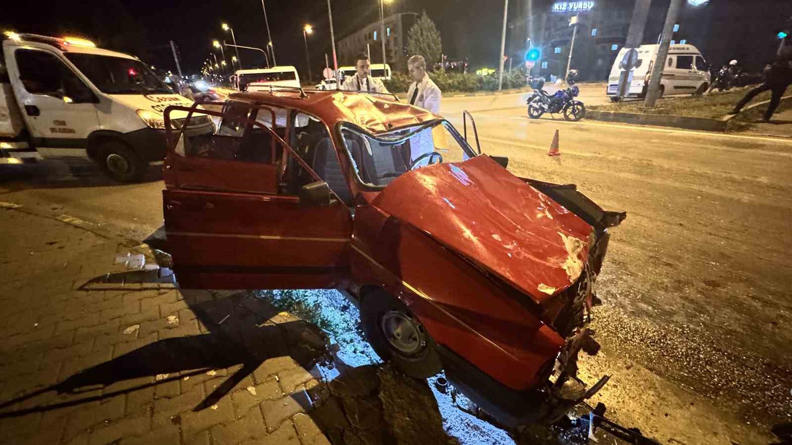 kirmizi isik ihlali felaket getirdi otomobilin carptigi motosikletli agir yaralandi 7 uJ12WKcV