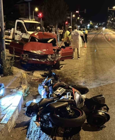 kirmizi-isik-ihlali-felaket-getirdi-otomobilin-carptigi-motosikletli-agir-yaralandi-jMaBKnX4.jpg