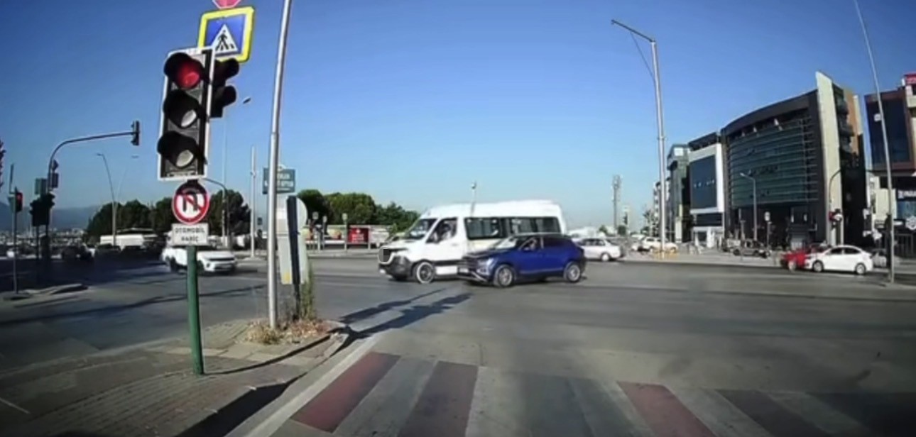 kirmizi isik ihlali kazaya neden oldu 0 iZqR7Pd5
