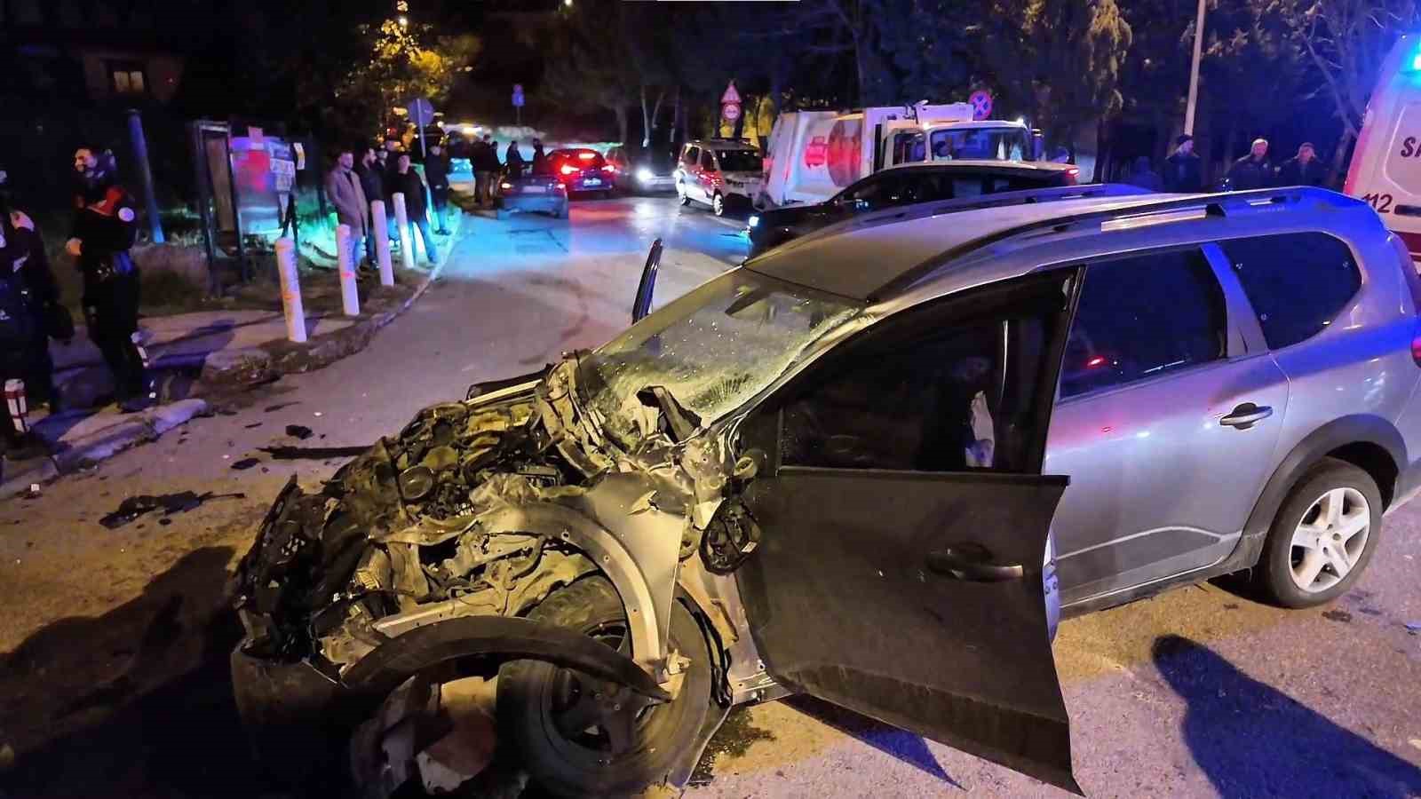 kirmizi isik ihlali kazaya neden oldu 1i agir 6 yarali 1 gJ7M7sDr