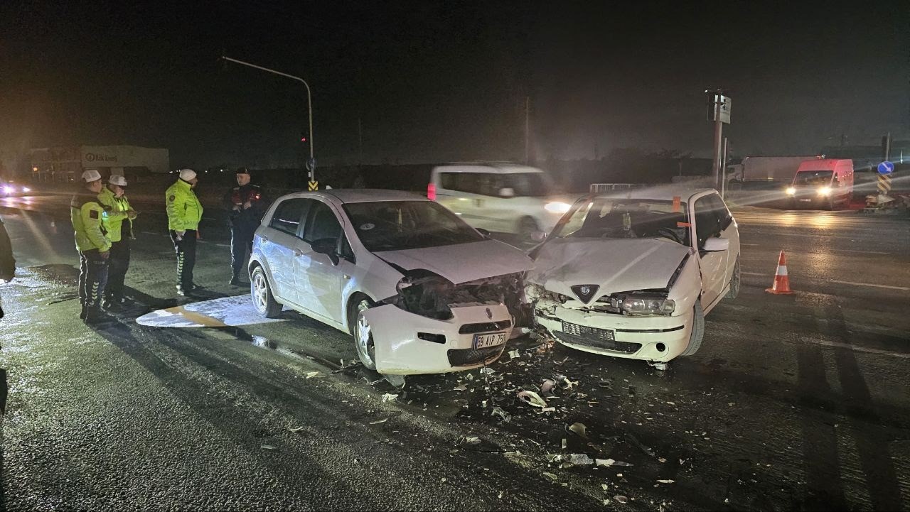 kirmizi isik ihlali kazaya neden oldu 2 yarali 2 jMd2Rq4E