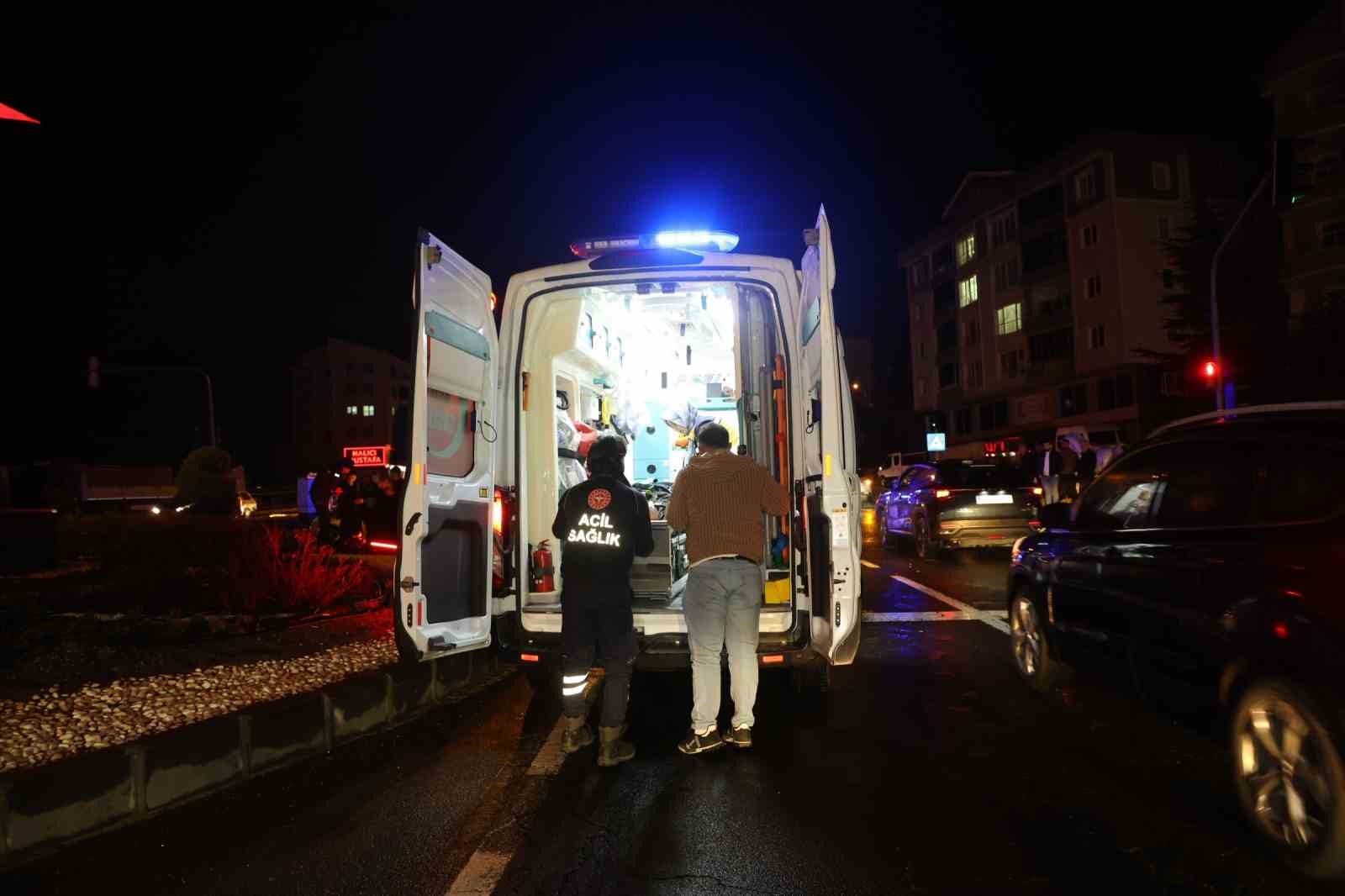 kirmizi isik ihlali kazaya neden oldu 3 yarali 1 dNIOgu69