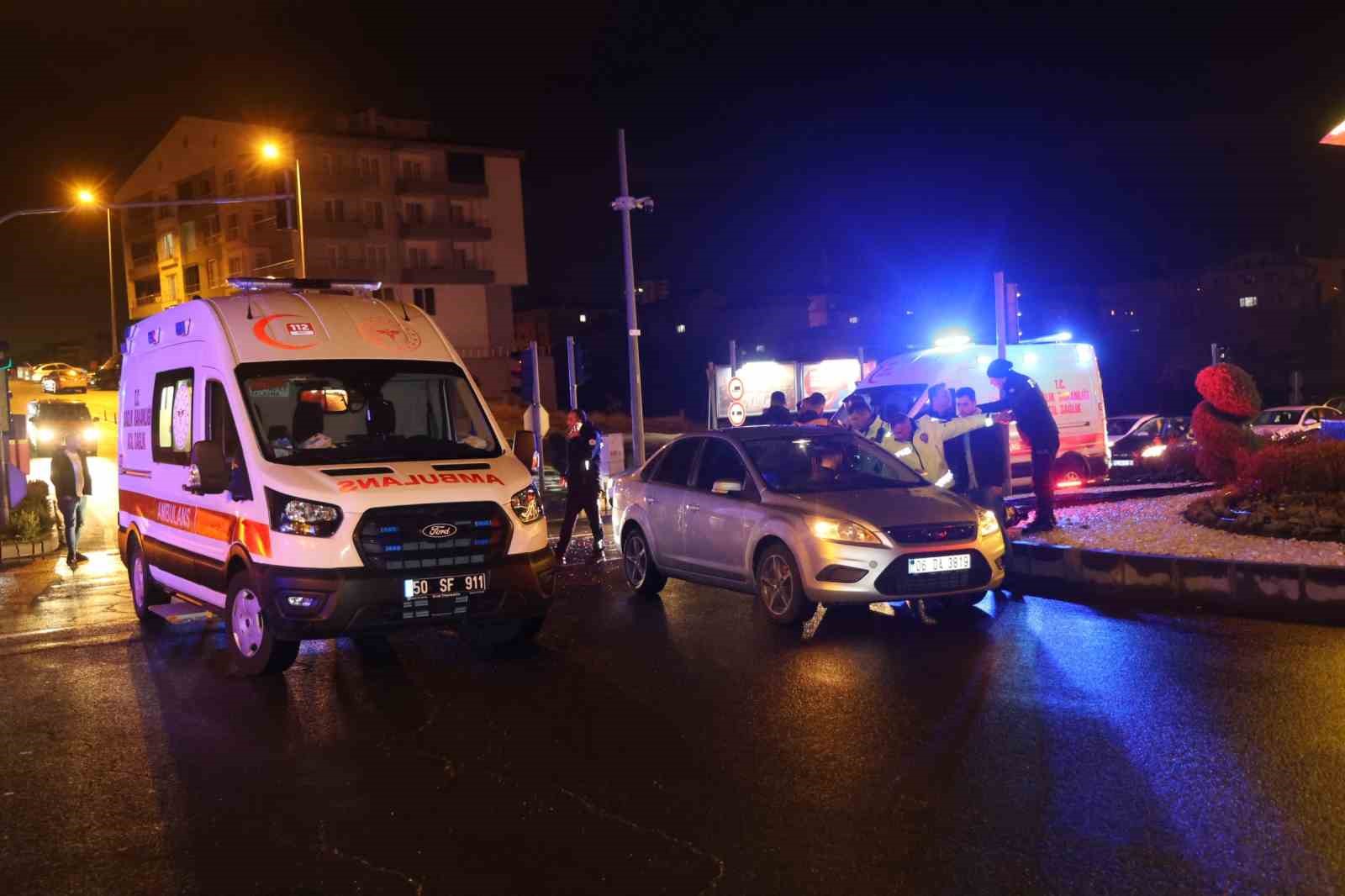 kirmizi isik ihlali kazaya neden oldu 3 yarali 3 XkB8jSOJ