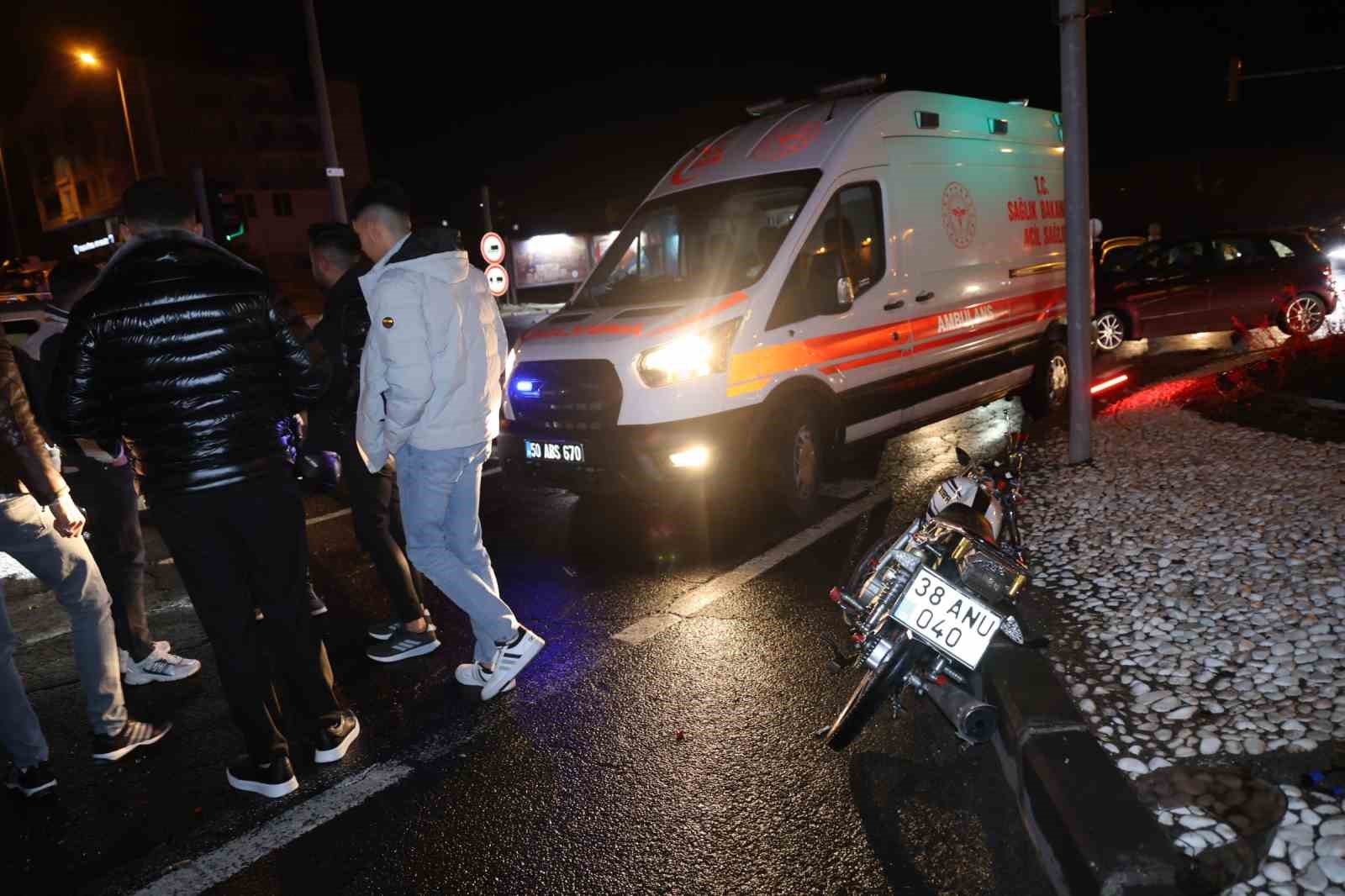 kirmizi isik ihlali kazaya neden oldu 3 yarali 4 XiuFHRlX