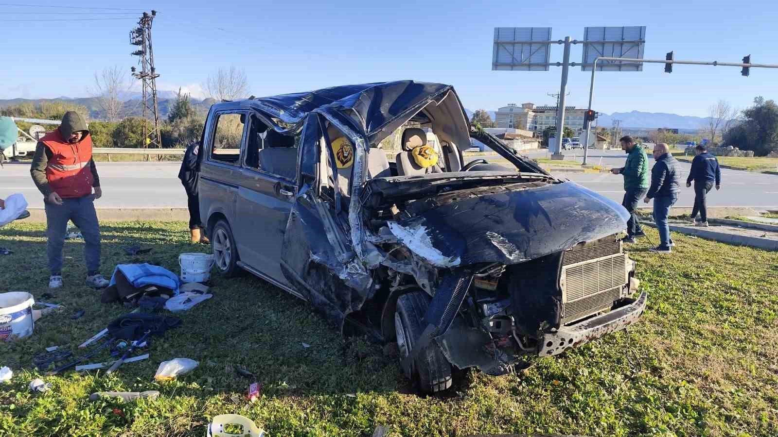 kirmizi isik ihlali yapan aracin carptigi minibus devrildi 5 yarali 0 btauiEQH